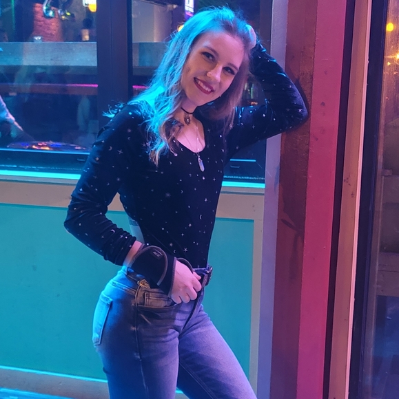 Meet your Posher, Ariel - Picture 3 of 4